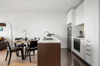 Serene Two Bedroom Apartment in Melbourne CBD with Free Parking - 1