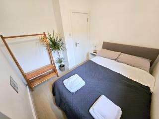 Two bedroom Flat with Private Patio in Battersea - 1