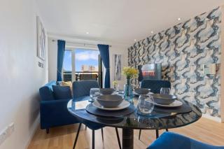 Spacious 2 bedroom Apartment-City Centre - Free Parking- Sleeps 5 - 6