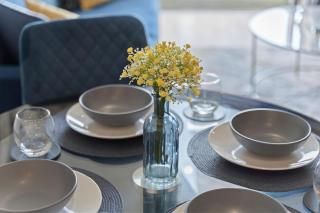 Spacious 2 bedroom Apartment-City Centre - Free Parking- Sleeps 5 - 2