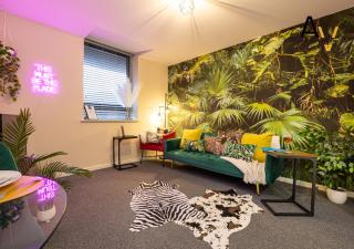 Trendy One-Bedroom Apartment - Ideal for Professionals in Salford By AV Hughes Properties - Manchester - 1