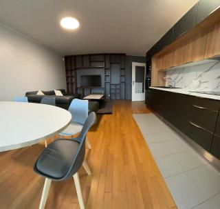 2 BR, 2 min walk to Metro, Gustave Roussy, parking - 7