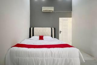 RedDoorz Syariah near RSU Sylvani Binjai - Binjai - 9
