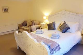 Period country house set within equestrian centre - Ashford - 6