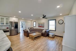 Views, Hot Tub and Rooftop Deck! Iowa Family Home - 4