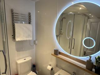 Town Centre Apartment with Hot Tub - Cheltenham - 4
