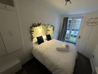 Town Centre Apartment with Hot Tub - Cheltenham - 9