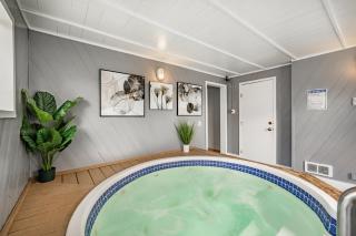 Modern Condo with Family-Friendly Hot Tub 102 - 1