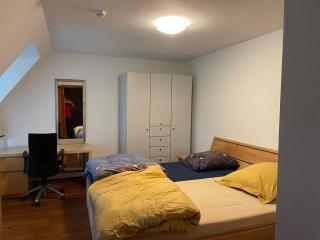 Kleinmachnow Schlafzimmer mit Schreibtisch und Bad im Flur - Kleinmachnow - 0