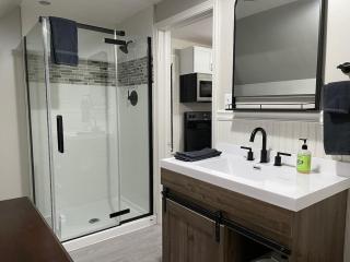 The Yellow-Shuttered House apt B - 2