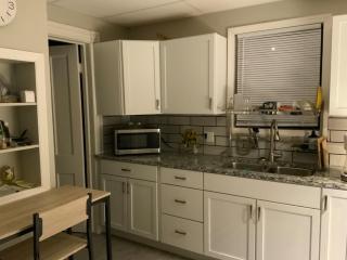 Apt A The Yellow Shuttered House - 8