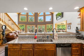 Luxurious 5BR w Amazing VIEWS Gameroom Hot Tub FREE Attraction Tickets - Gatlinburg - 3