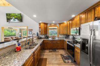 Luxurious 5BR w Amazing VIEWS Gameroom Hot Tub FREE Attraction Tickets - Gatlinburg - 2