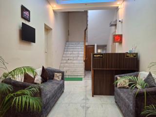 Shri Niwaas Guest House - Varanasi, Forěigners Choice, Fully Air Conditioned Rooms with Parking Availability on site, Near to Dasashwamedh ghat and Assi Ghat - Varanasi - 4