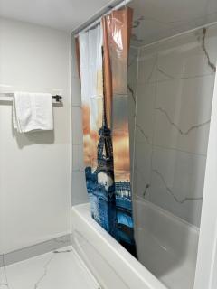 Bright Queen Room close to Sheridan College and Airport - Brampton - 1