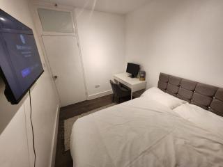 Flat with Work Station, Monitor, Smart TV & Netflix - Upper Norwood - 7