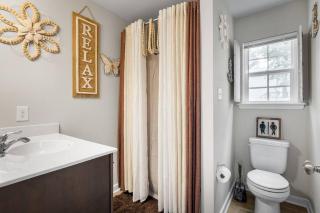 Roomy Getaway! Elevate Your Stay 6 Mins to RIC! - Sandston - 2