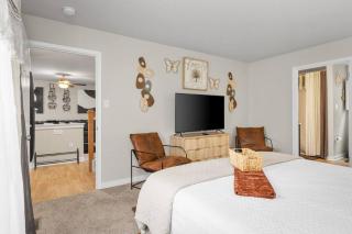 Roomy Getaway! Elevate Your Stay 6 Mins to RIC! - Sandston - 4