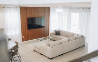 Themed rooms and pool at Solara Resort OBA42 - Davenport - 6