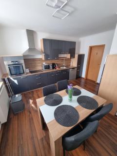 2-3 Personenzimmer - Familienzimmer mit King Size Bett und Gemeinschaftsbad und -Küche - Kassel - 7