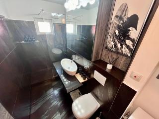 FLH Liberty Home - 2 Queen Beds, Balcony & Free Parking - 2