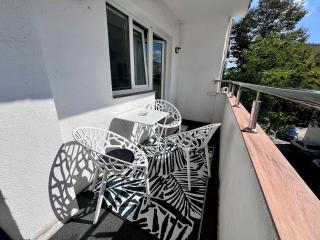 FLH Liberty Home - 2 Queen Beds, Balcony & Free Parking - 1