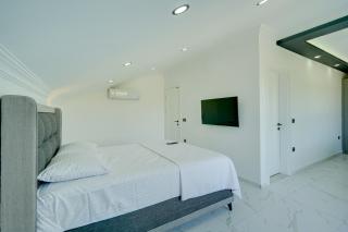 Villa Orenda - - 1