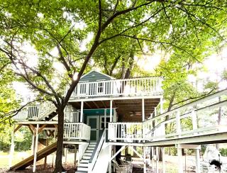 Three Story Tree House Close to Beach - 0