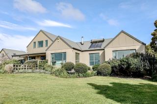 Chateau Clarence Luxurious Waterfront Retreat - 5