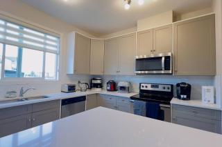 Calgary Airport Getaway Spacious 3BR Full Home - 9