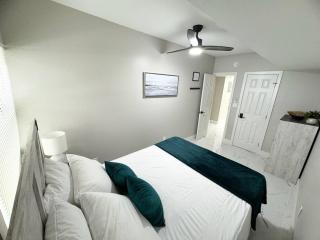 3Bd 2Bath 1 Block from the beach! Newly renovated - 7