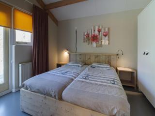 Nice holiday home with washing machine, in a holiday park 200m from the beach - Wemeldinge - 1