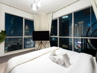 Luxe 4 bedroom Apartment I Burj Khalifa & Fountain Views I Free Gym, Pool, Parking, Wi-Fi and PS5 I by Skyline Serenity - Dubai - 3
