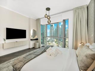 Luxe 4 bedroom Apartment I Burj Khalifa & Fountain Views I Free Gym, Pool, Parking, Wi-Fi and PS5 I by Skyline Serenity - Dubai - 4