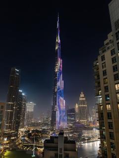 Luxe 4 bedroom Apartment I Burj Khalifa & Fountain Views I Free Gym, Pool, Parking, Wi-Fi and PS5 I by Skyline Serenity - Dubai - 2