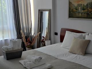 Tirana Center Rustic Retreat - 1