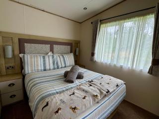 Paws Lodge, Hot Tub, Pet Friendly - South Cerney - 1