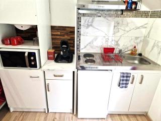 09 - Joli studio avec 2 lits, logement tout équipé pour 1, 2 ou 3 personnes maximum, vue sur parc arboré, parking privatif gratuit, grand fourgon possible, tout le linge de maison est fourni - Razac-sur-lʼIsle - 2