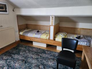 4 single beds shared bathroom - Nottingham - 4