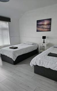 The Crescent, 3 bed house with 2-3 parking spaces, great for contractors and family - 6