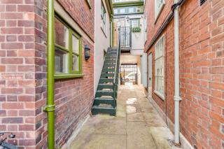 15A St Giles with parking - 9
