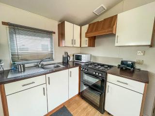 Cosy 8 Berth Caravan In Essex, Located On Seawick Holiday Park Ref 27830Sw - 4