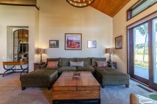 Grand Townhome w/ Meadow Views; Private Garage - Mammoth Lakes - 9
