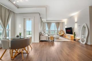 Upscale Penthouse Stay with Mountain & City Views, Free Parking, BBQ Grill, Office Space & More - Calgary - 8