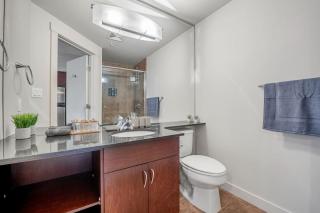 Upscale Penthouse Stay with Mountain & City Views, Free Parking, BBQ Grill, Office Space & More - Calgary - 6