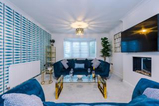 Kinship House by YourStays - 4 Bedroom House Close To Keele University - Newcastle under Lyme - 4