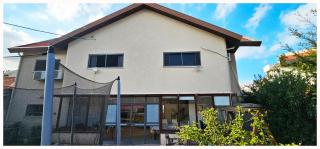 House with garden next to the beach, has a miklat - 9