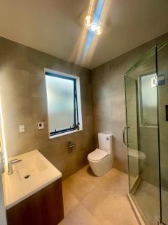Scott point private entry flat offers the entire living room, bedroom and ensuite, parking available - Auckland - 2