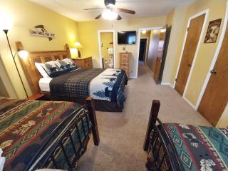 Valley Condo 122 - Creekside - WiFi - Hot Tub - Fireplace - Washer - Dryer - Playground - 8