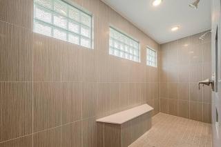 Opulent Lakefront Retreat in Gated Golf Community - 7